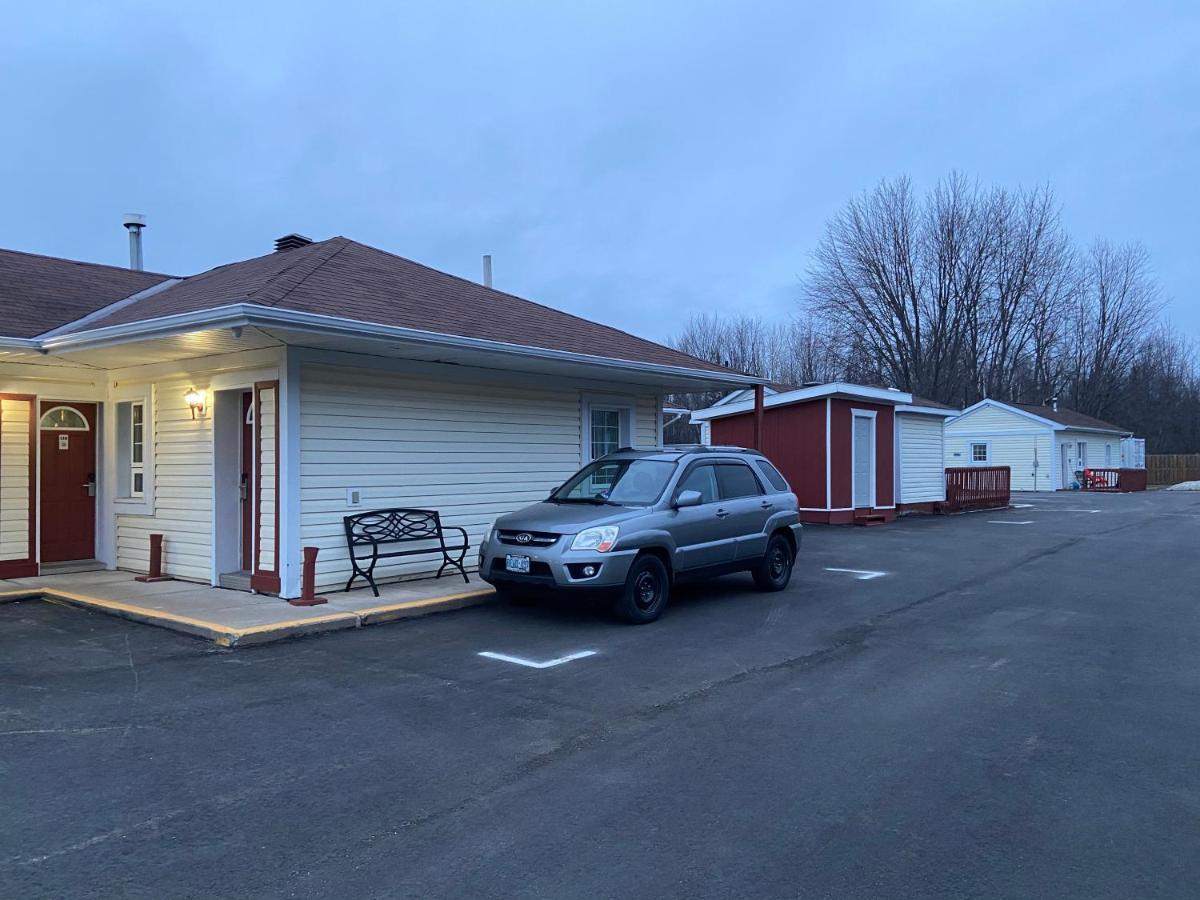 Lakeshore Motel 2*