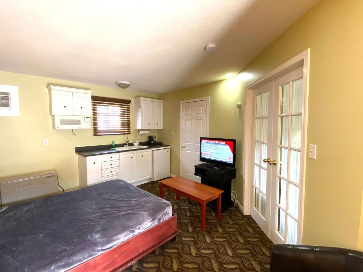 Lakeshore Motel 2*