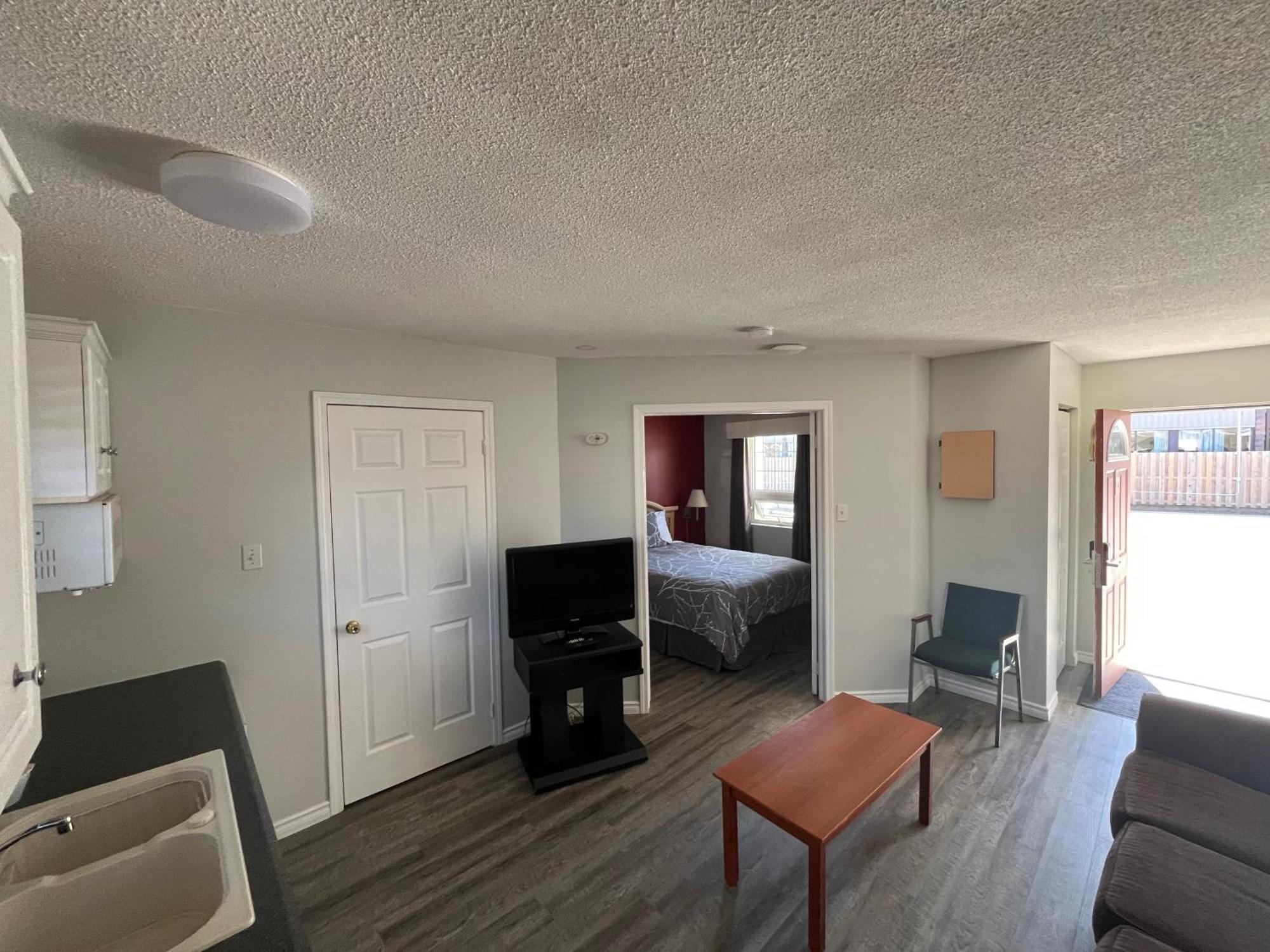 Lakeshore Motel 2*