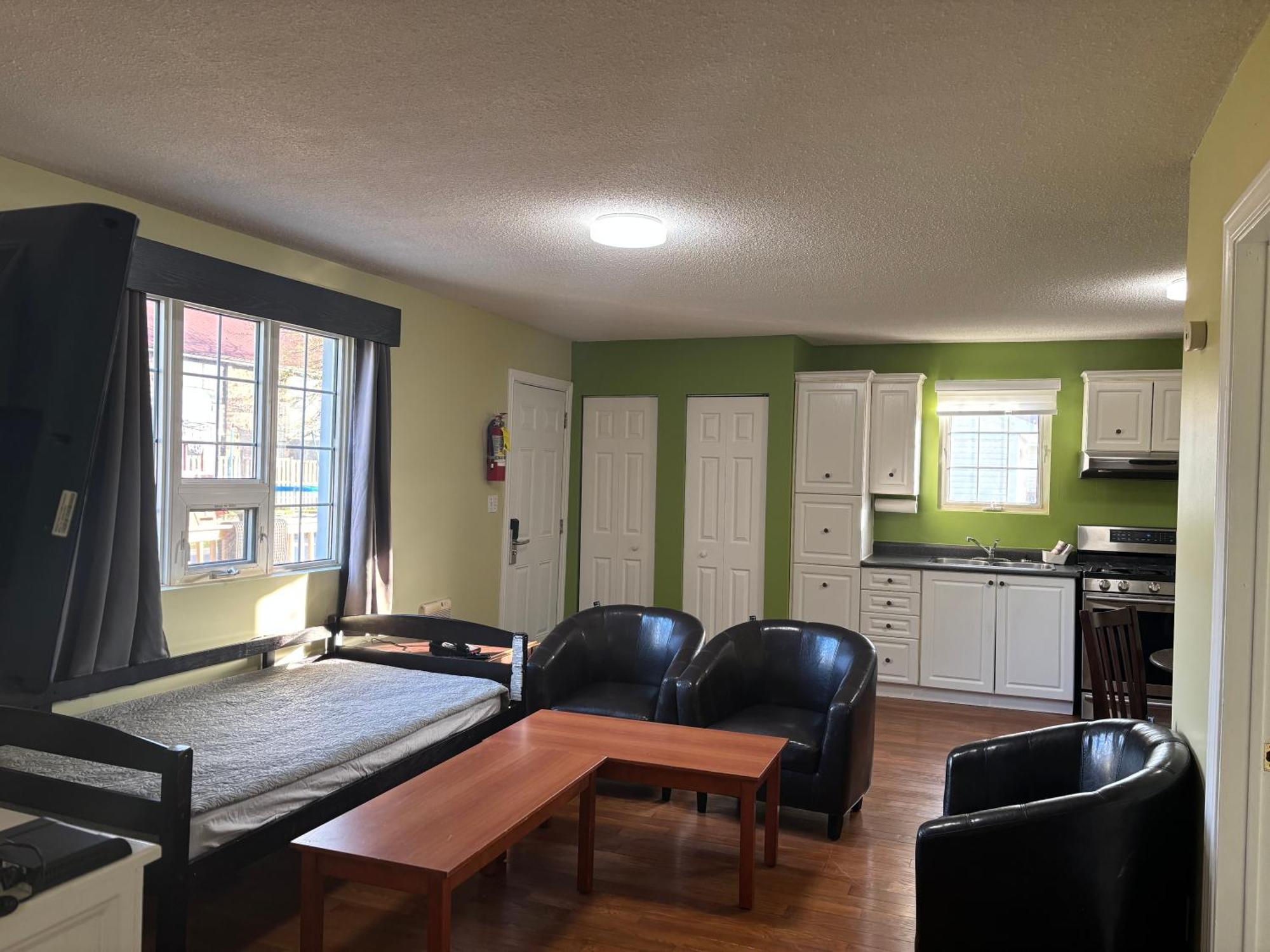 Lakeshore Motel 2*
